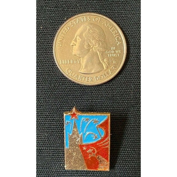 Moscow Kremlin USSR / Soviet Tower and Flag Pin VINTAGE #2 - Picture 2 of 2